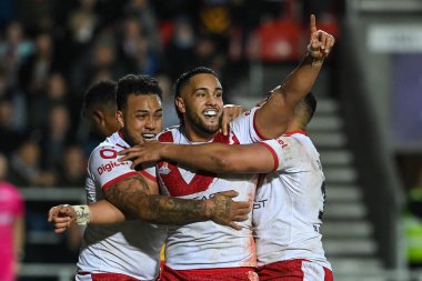 Tonga 'dan Keaon Koloamatangi, 18 Ekim 202' de İngiltere 'nin St. Helens kentinde oynanan Rugby Ligi Dünya Kupası 2021 karşılaşmasında Tonga ve Papua Yeni Gine maçını kutluyor.