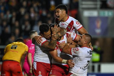 Tonga 'dan Keaon Koloamatangi, 18 Ekim 202' de İngiltere 'nin St. Helens kentinde oynanan Rugby Ligi Dünya Kupası 2021 karşılaşmasında Tonga ve Papua Yeni Gine maçını kutluyor.