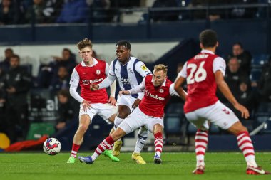 West Bromwich Albion takımının oyuncusu Reyes Cleary topu 18 Ekim 202 'de İngiltere' nin West Bromwich Albion-Bristol City takımına karşı oynadığı Sky Bet Şampiyonası maçında pas veriyor.
