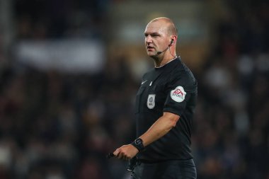 Hakem Robert Madley Sky Bet Şampiyonası maçı sırasında West Bromwich Albion, Bristol City 'ye karşı The Hawthorns, West Bromwich, İngiltere, 18 Ekim 202