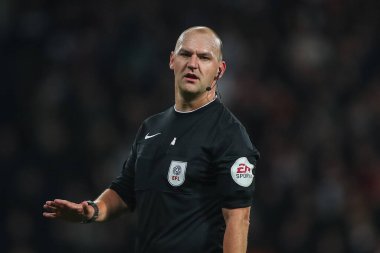 Hakem Robert Madley Sky Bet Şampiyonası maçı sırasında West Bromwich Albion, Bristol City 'ye karşı The Hawthorns, West Bromwich, İngiltere, 18 Ekim 202