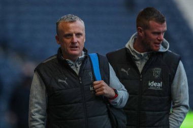 West Bromwich Albion (solda) takımının teknik direktörü Richard Beale, 18 Ekim 202 'de West Bromwich Albion' a karşı Bristol City 'nin oynadığı The Hawthorns, West Bromwich, İngiltere' deki Sky Bet Şampiyonası karşılaşması öncesinde geldi.
