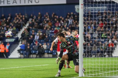 Bristol City 'den Max OLeary # 12 West Bromwich Albion' dan Brandon Thomas-Asante 'yi izliyor. 18 Ekim 2022' de West Bromwich Albion, Bristol City 'e karşı Brithorns, West Bromwich, Birleşik Krallık' ta oynanan Gökyüzü İddia Şampiyonası maçında vuruş yaptı.