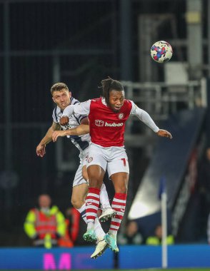 Bristol City 'den Antoine Semenyo # 11 ve West Bromwich Albion' dan Dara O 'Shea # 4, West Bromwich Albion, Bristol City' ye karşı 18 Ekim 202 'de oynanan Gökyüzü İddia Şampiyonası maçında top mücadelesi.