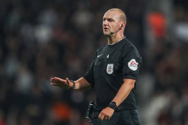 Hakem Robert Madley Sky Bet Şampiyonası maçı sırasında West Bromwich Albion, Bristol City 'ye karşı The Hawthorns, West Bromwich, İngiltere, 18 Ekim 202