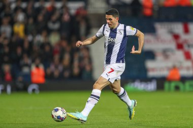 West Bromwich Albion 'dan Tomas # 7 numaralı Rogi, 18 Ekim 2022' de Birleşik Krallık 'ta The Hawthorns, West Bromwich, İngiltere' de oynanan West Bromwich Albion-Bristol City maçında pas attı.