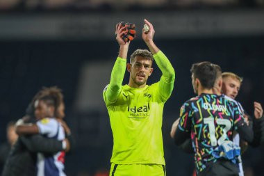 West Bromwich Albion 'dan Alex Palmer, 18 Ekim 202' de The Hawthorns, West Bromwich, İngiltere 'de oynanan West Bromwich Albion-Bristol maçı sonrasında ev sahibi taraftarları alkışlıyor.