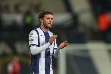 West Bromwich Albion 'dan John Swift 18 Ekim 202' de The Hawthorns, West Bromwich, İngiltere 'de oynanan West Bromwich Albion-Bristol maçı sonrasında ev sahibi taraftarları alkışlıyor.