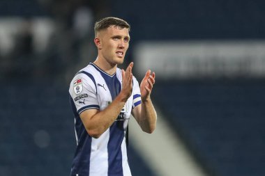 West Bromwich Albion 'dan Dara O' Shea 18 Ekim 202 'de The Hawthorns, West Bromwich, İngiltere' de oynanan West Bromwich Albion-Bristol maçı sonrasında ev sahibi taraftarları alkışlıyor.