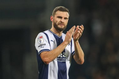 West Bromwich Albion 'dan Erik Pieters, 18 Ekim 202' de The Hawthorns, West Bromwich, İngiltere 'de oynanan West Bromwich Albion-Bristol maçı sonrasında ev sahibi taraftarları alkışlıyor.