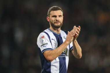 West Bromwich Albion 'dan Erik Pieters, 18 Ekim 202' de The Hawthorns, West Bromwich, İngiltere 'de oynanan West Bromwich Albion-Bristol maçı sonrasında ev sahibi taraftarları alkışlıyor.