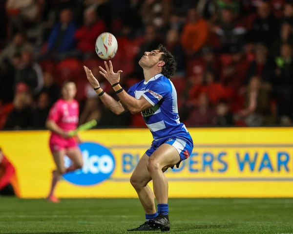 Yunan John Mitsias, İngiltere 'nin Doncaster kentindeki Eco-Power Stadyumu' nda oynanan 2021 Dünya Rugby Ligi Kupası karşılaşmasında yüksek topu yakaladı.