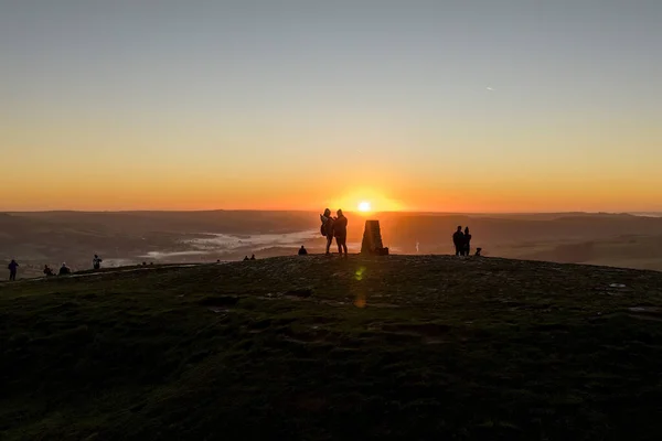 Sabah Yürüyüşçüleri Ekim 202 Mam Tor Peak District Ngiltere Güneşin — Stok fotoğraf