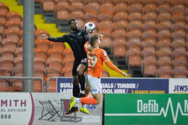 Blackpool 'dan Luke Garbutt # 29 numara 19 Ekim 202' de Bloomfield Road, Blackpool, İngiltere 'de oynanan Blackpool vs Hull City maçında Hull City' den Cyrus Christie # 33 numaralı Hull City ile bir maç için yarışıyor.