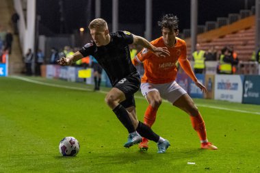 Hull City 'den Greg Docherty, Blackpool' dan Kenny Dougall # 12 'yi geçti. Blackpool Hull City' ye karşı 19 Ekim 202 'de Bloomfield Road, Blackpool' da oynanan maçta.