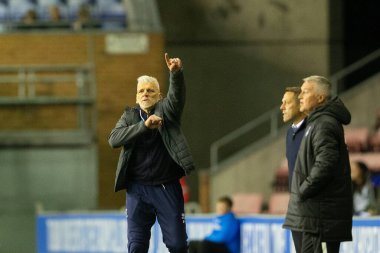 Leo Percovich Middlesborough 'un teknik direktörü, 19 Ekim 2022' de Wigan-Middlesbrough Stadyumu 'nda oynanan Sky Bet Şampiyonası maçında Middlesbrough taraftarlarına jest yapıyor.