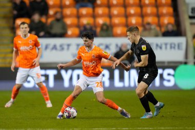 Blackpool 'dan Charlie Patino, 19 Ekim 202' de Bloomfield Road, Blackpool 'da oynanan Blackpool vs Hull City maçında Hull City' den Greg Docherty 'ye dönüşüyor.