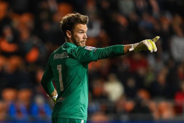 Blackpool 'dan Chris Maxwell takımına, 19 Ekim 202' de Bloomfield Road, Blackpool 'da Blackpool-Hull City maçında talimat veriyor.