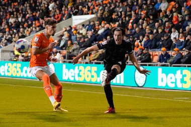 Hull City 'den Jacob Greaves 19 Ekim 202' de Bloomfield Road, Blackpool 'da Blackpool-Hull City maçında Blackpool' lu Theo Corbeanu # 25 'in baskısıyla topu çaprazlıyor.