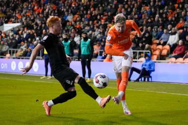 Hull City 'den Ryan Woods, 19 Ekim 202' de Bloomfield Road, Blackpool 'da Blackpool Hull City' ye karşı oynanan Blackpool Şampiyonası 'nda # 3 numaralı Blackpool' lu James Husband 'dan bir haçı blokluyor.