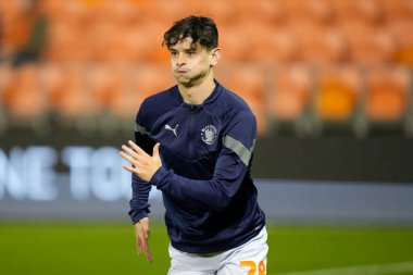 Blackpool 'dan Charlie Patino, Blackpool' un 19 Ekim 202 'de Bloomfield Road, Blackpool' daki Blackpool-Hull City maçından önce ısınıyor.