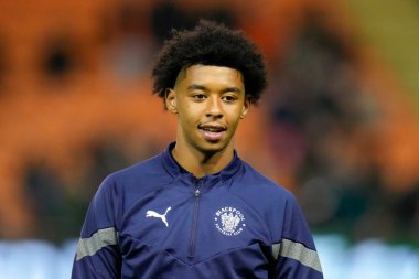 Blackpool 'dan 42 numaralı Tayt Trusty, 19 Ekim 202' de Bloomfield Road, Blackpool 'da Blackpool-Hull City maçından önce ısınıyor.