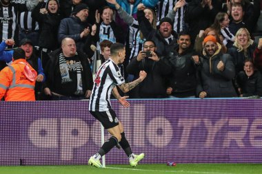 Newcastle United takımından Miguel Almirn, 19 Ekim 2022 'de St. James' s Park, Newcastle, İngiltere 'de oynanan Premier League maçı Newcastle United-Everton maçında 1-0 kazanma hedefini kutluyor.