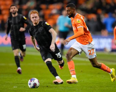 Blackpool 'dan CJ Hamilton # 22, 19 Ekim 202' de Bloomfield Road, Blackpool 'da oynanan Blackpool-Hull City maçında Hull City' nin Ryan Woods # 15 'ini geçti.