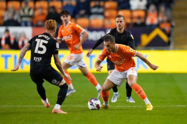Blackpool 9 numaralı Jerry Yates, 19 Ekim 202 'de Bloomfield Road, Blackpool' da oynanan Blackpool vs Hull City maçında Hull City 'den Ryan Woods # 15 numarada koşuyor.