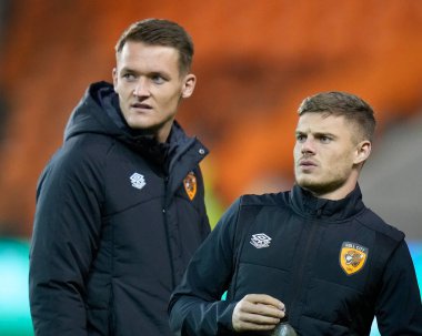 Hull City 'den Regan Slater # 27 ve Sean McLoughlin, 19 Ekim 202' de Bloomfield Road, Blackpool 'da oynanan Blackpool-Hull City maçından önce sahada inceleme yapıyorlar.