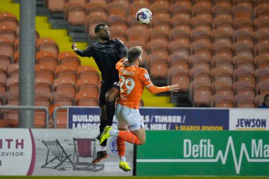 Blackpool 'dan Luke Garbutt # 29 numara 19 Ekim 202' de Bloomfield Road, Blackpool, İngiltere 'de oynanan Blackpool vs Hull City maçında Hull City' den Cyrus Christie # 33 numaralı Hull City ile bir maç için yarışıyor.