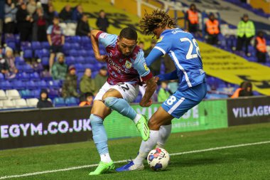 Burnley ve Dion Sanderson 'dan 22 numaralı Vitinho # 28 numara Birmingham City' nin 19 Ekim 202 'de St Andrews, Birmingham' da Burnley 'e karşı oynadığı Gökyüzü İddia Şampiyonası maçında top için yarışıyor.