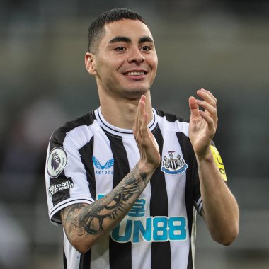 Newcastle United takımının 24 numaralı oyuncusu Miguel Almirn, son ıslık çaldıktan sonra taraftarları alkışlıyor. Premier Lig maçı Newcastle United 'a karşı Everton, St. James' s Park, Newcastle, İngiltere, 19 Ekim 2022
