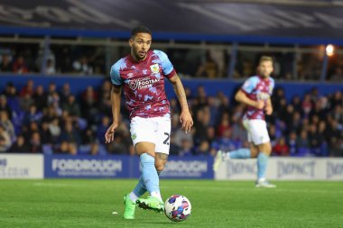 Burnley 'den 23 numaralı Nathan Tella, 19 Ekim 202' de Birmingham City, Birmingham 'da Burnley' e karşı oynanan Gökyüzü İddia Şampiyonası maçında pas attı.