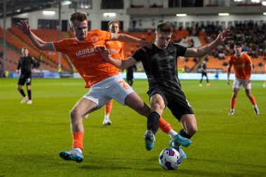 Blackpool 'dan Callum Connolly # 2 Hull City' den Greg Docherty ile 19 Ekim 202 'de Bloomfield Road, Blackpool' da oynanan Blackpool vs Hull City maçında top için yarışıyor.