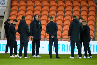 Jacob Greaves # 4 ve Hull City takım arkadaşları, 19 Ekim 202 'de Bloomfield Road, Blackpool' da Blackpool-Hull City maçından önce sahaya baktılar.