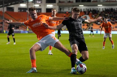 Blackpool 'dan Callum Connolly # 2 Hull City' den Greg Docherty ile 19 Ekim 202 'de Bloomfield Road, Blackpool' da oynanan Blackpool vs Hull City maçında top için yarışıyor.