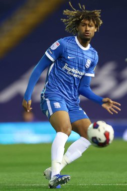 Birmingham City 'den Dion Sanderson 19 Ekim 202' de St Andrews, Birmingham 'da oynanan Gökyüzü İddia Şampiyonası maçında pas veriyor.