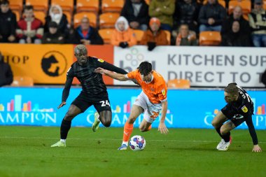 Hull City 'den Jean Michal Seri # 24, Blackpool' daki Blackpool vs Hull City maçında Blackpool # 28 numaralı Blackpool Patino ile 19 Ekim 2022 'de top için yarışıyor.
