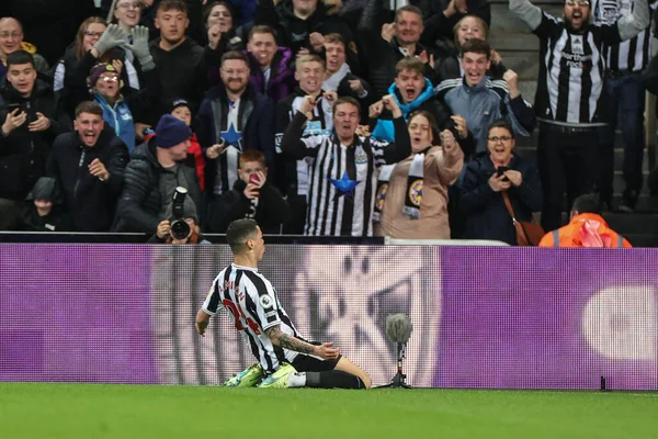 Newcastle United takımından Miguel Almirn, 19 Ekim 2022 'de St. James' s Park, Newcastle, İngiltere 'de oynanan Premier League maçı Newcastle United-Everton maçında 1-0 kazanma hedefini kutluyor.