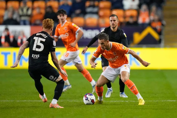 Blackpool 9 numaralı Jerry Yates, 19 Ekim 202 'de Bloomfield Road, Blackpool' da oynanan Blackpool vs Hull City maçında Hull City 'den Ryan Woods # 15 numarada koşuyor.