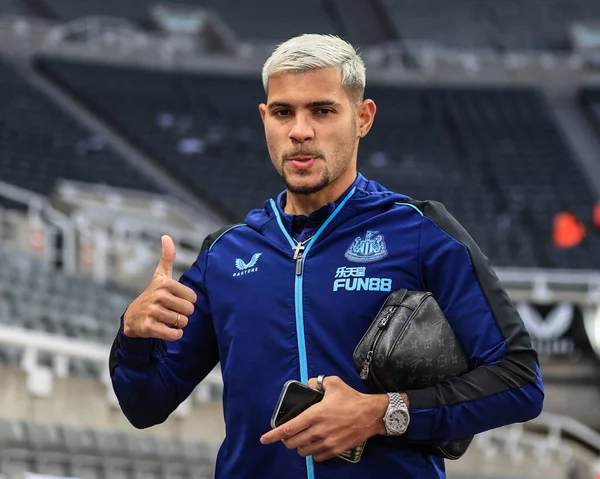 Bruno Guimares Newcastle United Tummen Upp När Han Anländer Till — Stockfoto