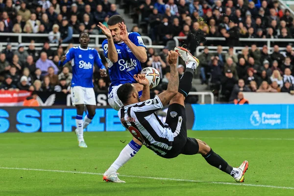 Conor Coady Everton Blocks Overhead Kick Callum Wilson Newcastle United — Φωτογραφία Αρχείου