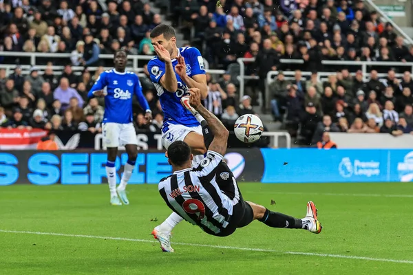 Conor Coady Van Everton Blokkeert Een Overhead Kick Van Callum — Stockfoto