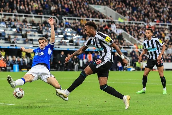 Joe Willock Του Newcastle United Πυροβολεί Στο Τέρμα Κατά Διάρκεια — Φωτογραφία Αρχείου
