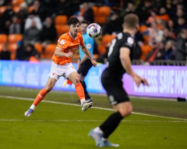 Blackpool 'dan Charlie Patino 19 Ekim 202' de Bloomfield Road, Blackpool 'da Blackpool-Hull City maçında sahada top oynuyor.