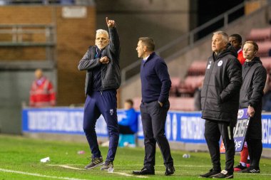Leo Percovich Middlesborough 'un teknik direktörü, 19 Ekim 2022' de Wigan-Middlesbrough Stadyumu 'nda oynanan Sky Bet Şampiyonası maçında Middlesbrough taraftarlarına jest yapıyor.