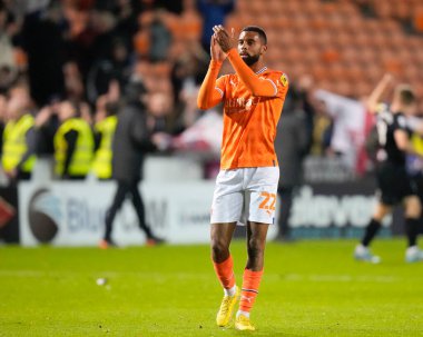 Blackpool 'dan CJ Hamilton # 22, 19 Ekim 202' de Bloomfield Road, Blackpool 'da oynanan Blackpool-Hull City maçından sonra taraftarları selamlıyor.
