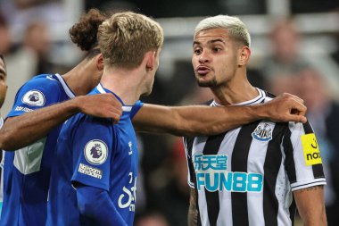 Newcastle United 'dan Bruno Guimares 19 Ekim 2022' de St. James 's Park, Newcastle, İngiltere' de oynanan Premier League maçı sırasında Everton 'dan Anthony Gordon # 10 ile konuşuyor.