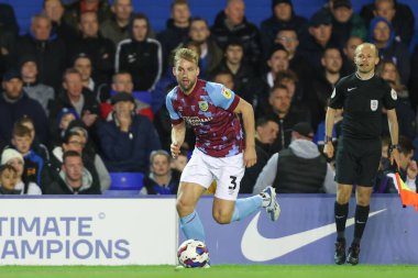 Burnley 'den Charlie Taylor # 3 numara, 19 Ekim 202' de Birmingham City, Birmingham 'a karşı St Andrews, Birmingham' da oynanan Gökyüzü İddia Şampiyonası maçında topu sürüyor.